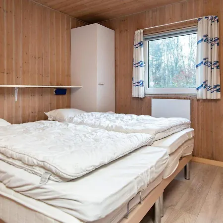 10 Person In Glesborg-by Traum *