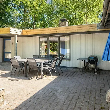 10 Person In Glesborg-by Traum
